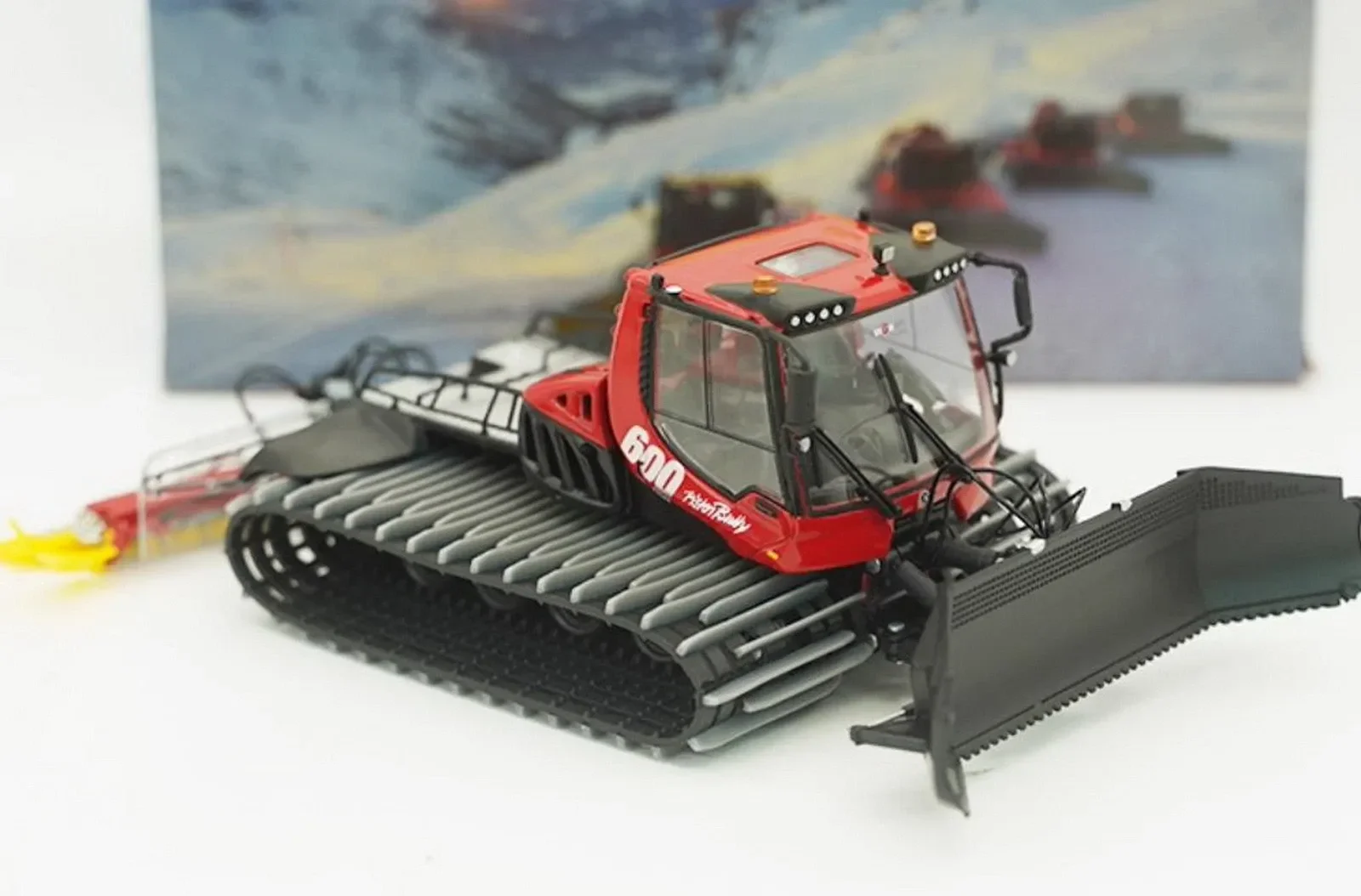 

1/43 Scale PistenBully 600 Snowplow Diecast Model Plastic Tracks Toy Gift