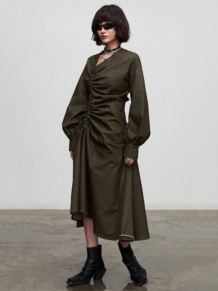 [EAM] Women Army Green Drawstring Irregular Elegant Midi Dress New V-Neck Long Sleeve Fashion Tide Spring Autumn 2024 1DH4734