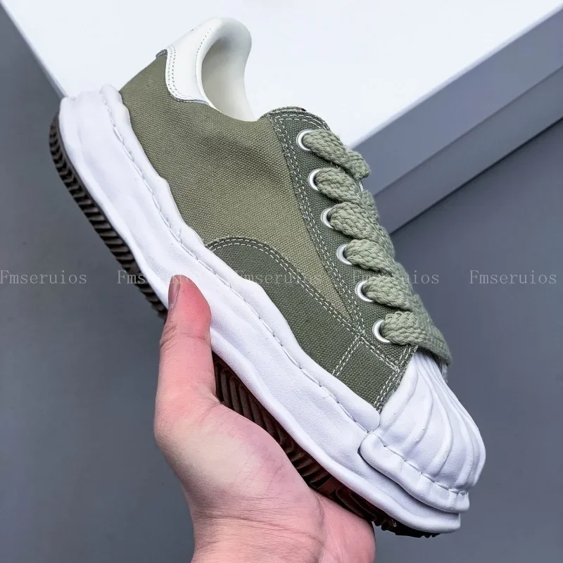 2025 جديد للجنسين حذاء كاجوال أحذية رياضية جولة تو الدانتيل يصل نعل سميك الصلبة الرجال النساء الراحة الشقق تصميم الأزياء أحذية مشي
