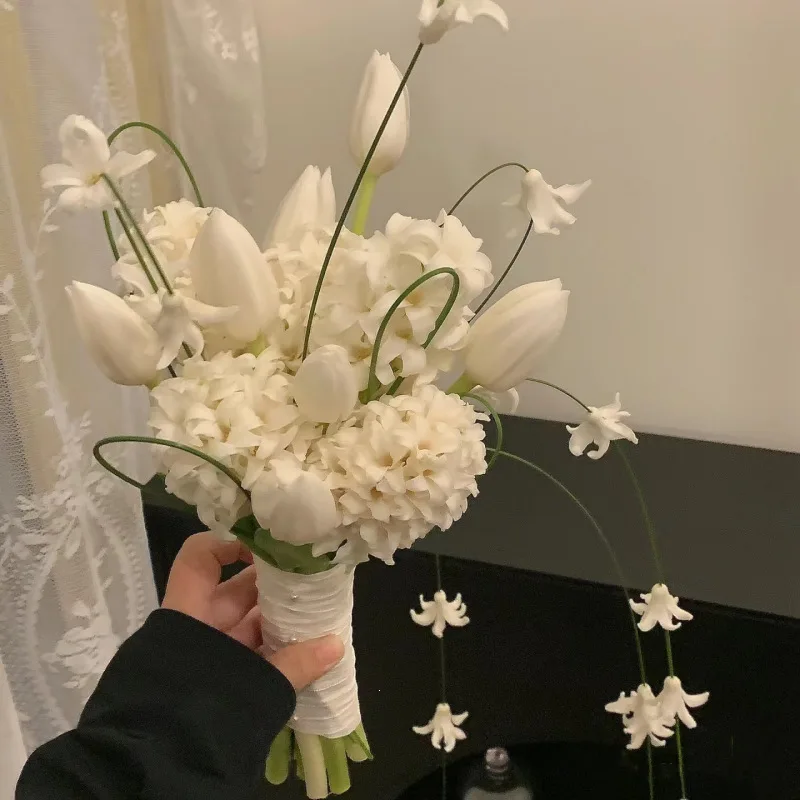 Wedding hyacinths are a niche bride holding a Xiaohongshu co-branded artificial flower for marriage registration