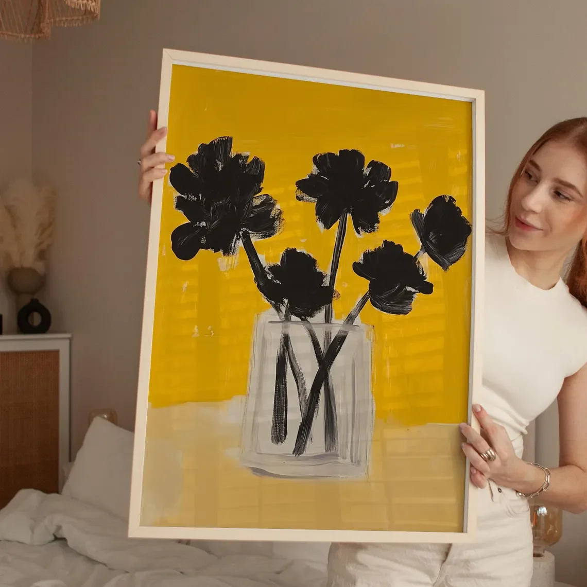 Abstrakter floraler Wandkunstdruck, schwarze Blumen in gelber Vasenillustration, kräftiges modernes botanisches Poster, digitales Download-Kunstwerk