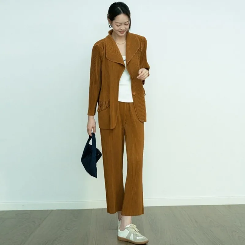 

Miyake 2025, осенний новый модный повседневный костюм, темпераментная куртка с лацканами, прямые брюки, комплект из двух предметов, деловая женская одежда для поездок на работу