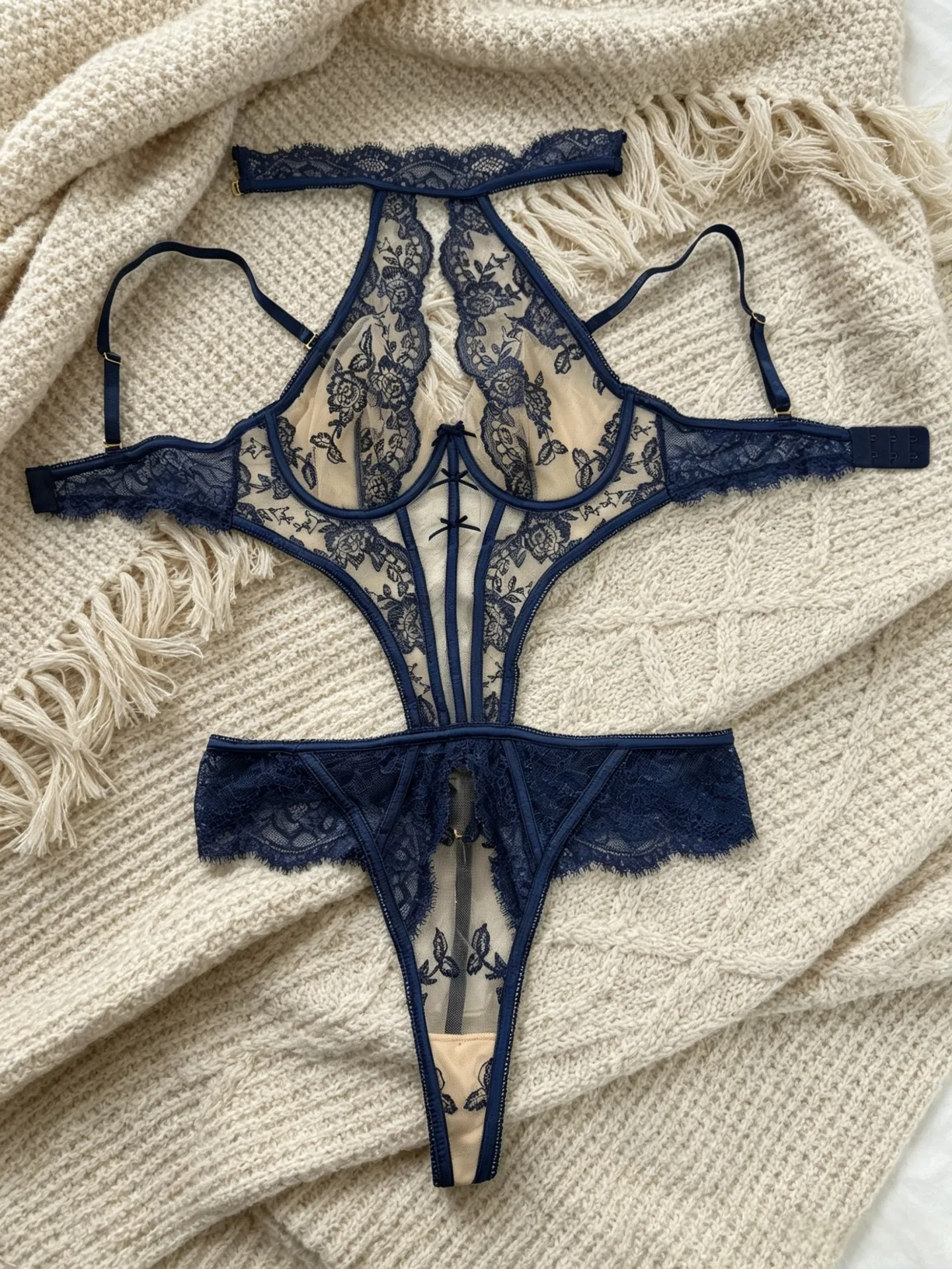 Ellolace Verführerischer Bodysuit für Damen: Spitzen-Body mit Stickerei, Tanga, abnehmbaren Trägern und Neckholder-Design – Transparente Unterwäsche