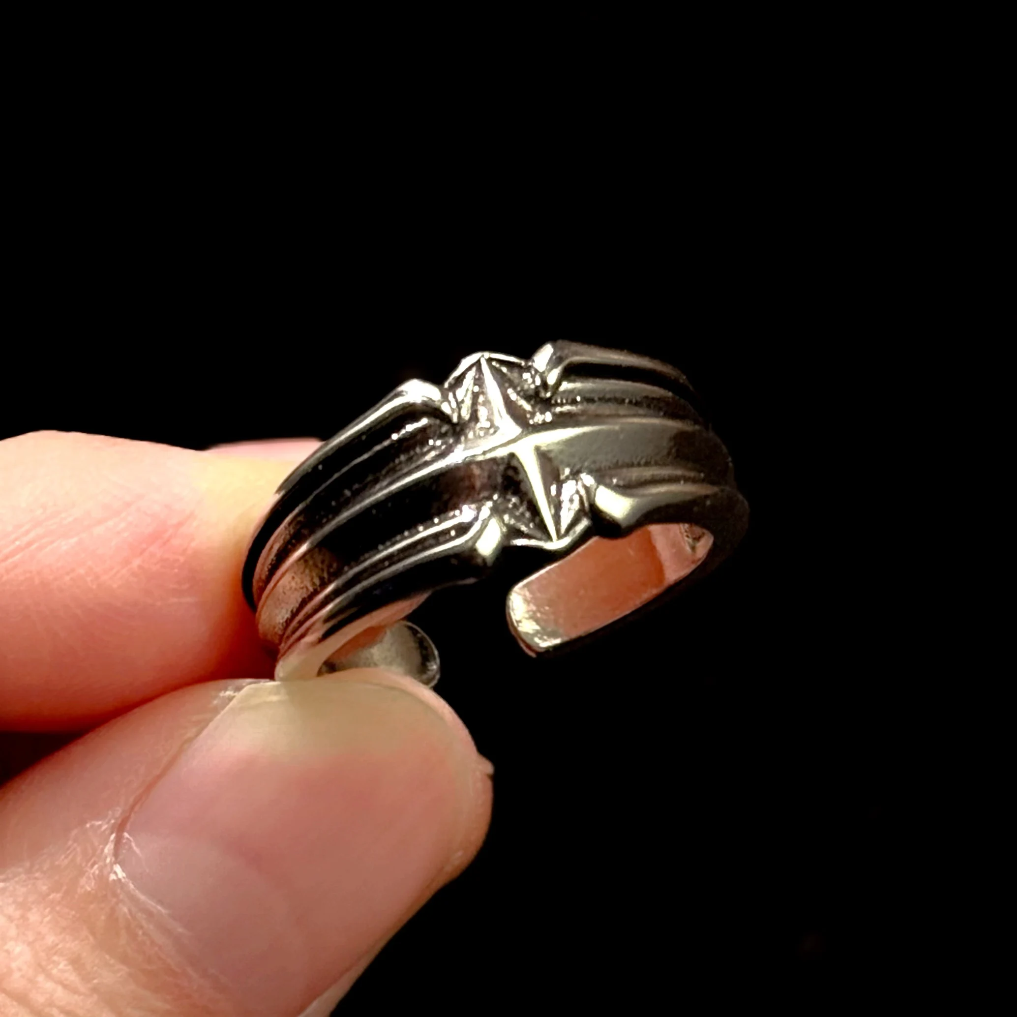 Retro „Astral“ Stern-Ring, verstellbar, offener Ring für Herren, versilbertes Messing, Punk, Gothic, edgy Schmuck, trendige Accessoires, Unisex-Geschenk – Detail 5