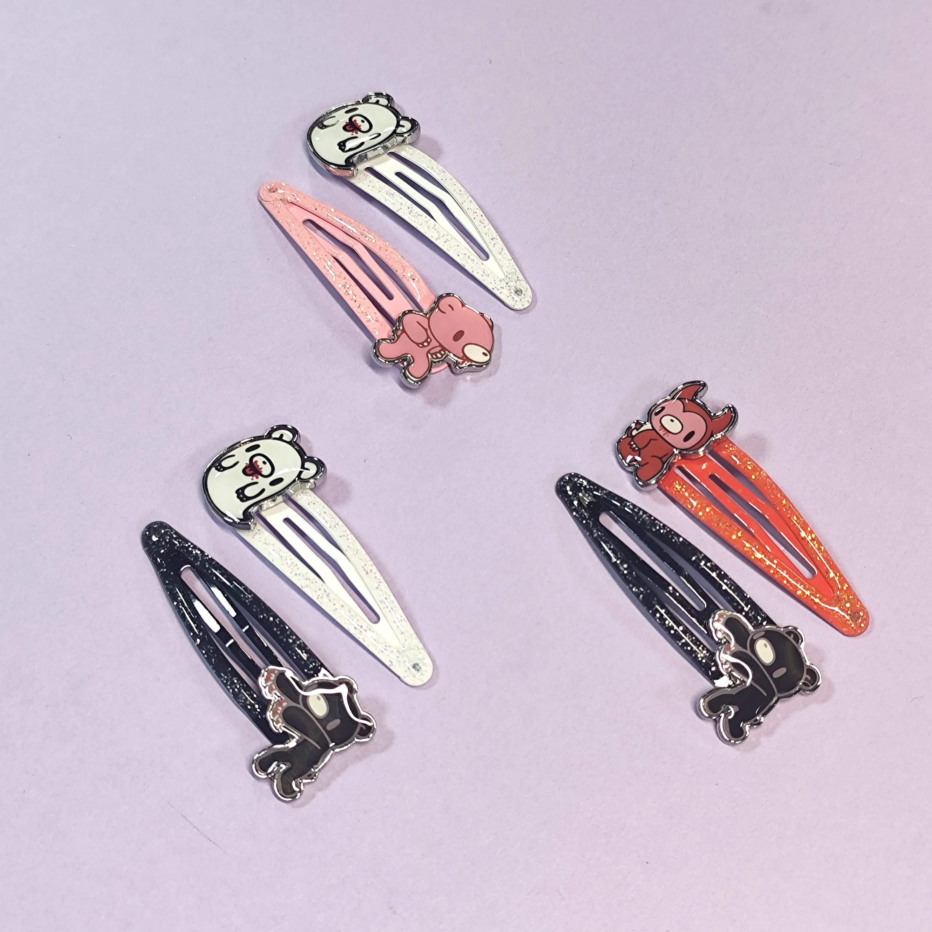 Um conjunto de grampos de cabelo com lindos designs de ursos em várias cores. Acessórios brilhantes e divertidos para modelar cabelos.