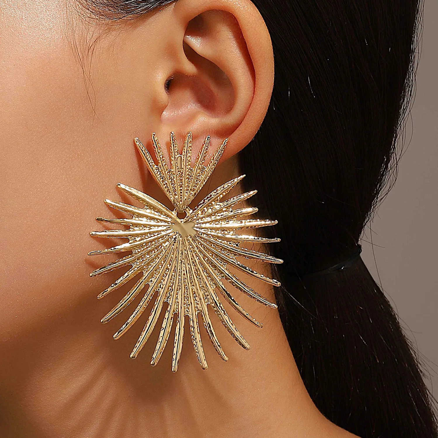 

Big Fan-shaped Exaggerated Gold Color Earrings For Women Earing Jewelry 2024 Trending New Vintage Women's Heart Drop Earrings