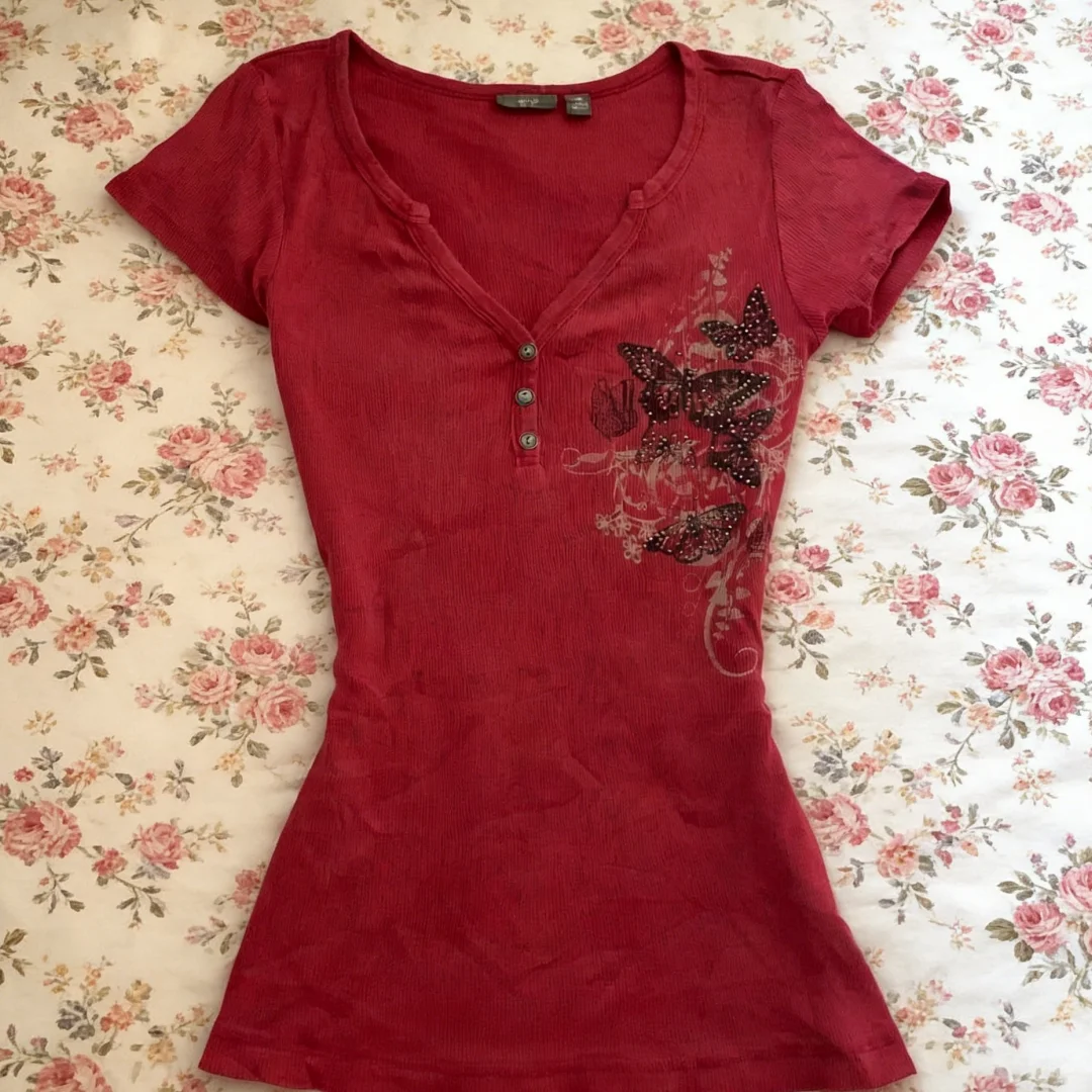 2026 New Arrival Women Streetwear Red Butterfly & Floral Print V-Neck Henley Button Detail Short Sleeve Ribbed Fitted T-Shirt