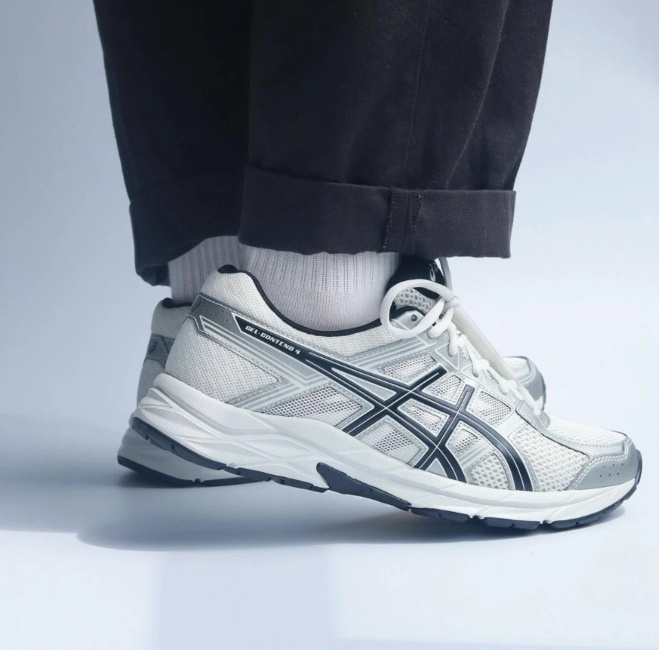 

ASICS универсальные удобные амортизирующие дышащие повседневные городские кроссовки с низким вырезом для мужчин белые серебристые