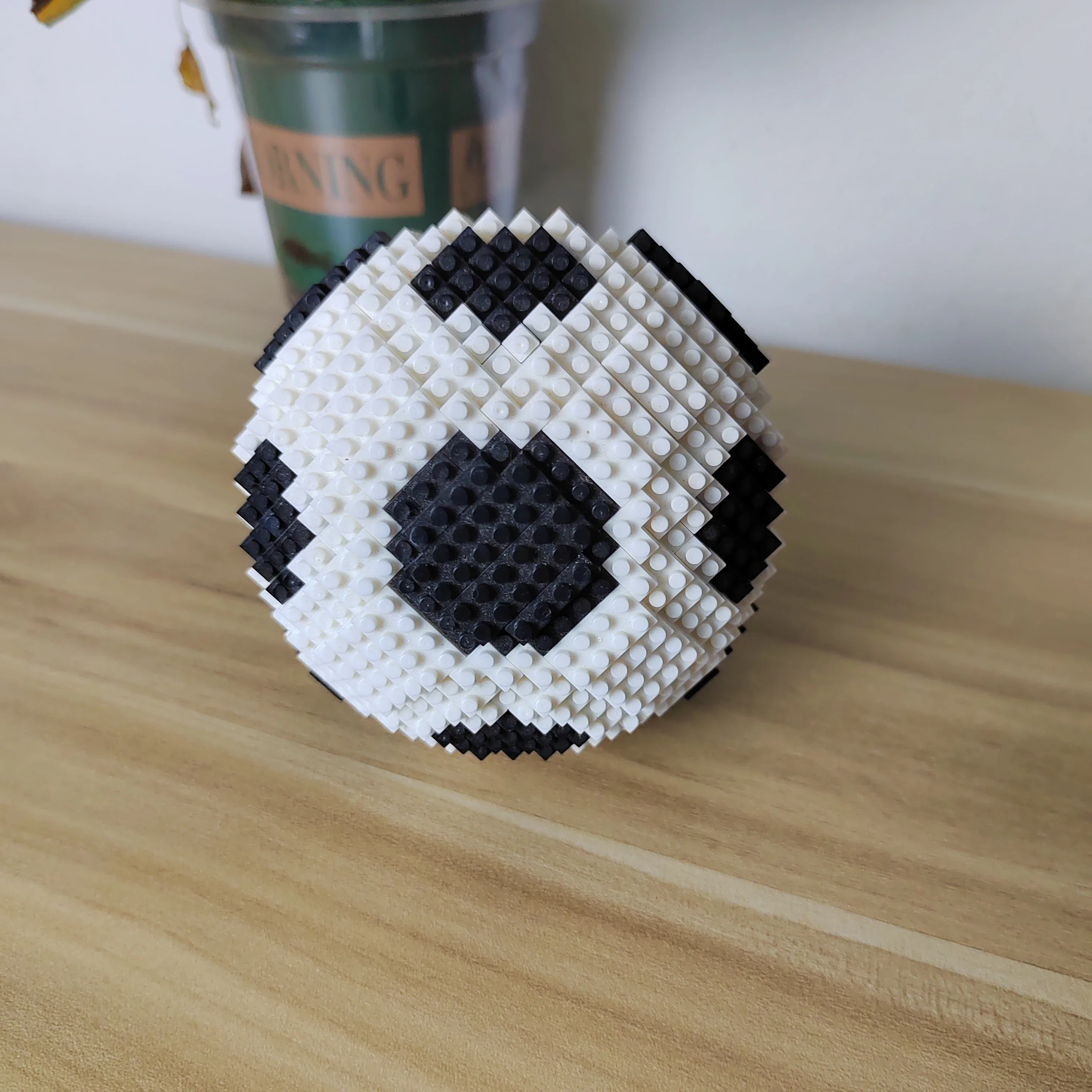 3D Roter Fußball Mikro-Baustein-Spielzeug Ein DIY-Puzzle-Geschenk für Jungen Sammlerstück Perfektes Geburtstags- und Weihnachtsgeschenk