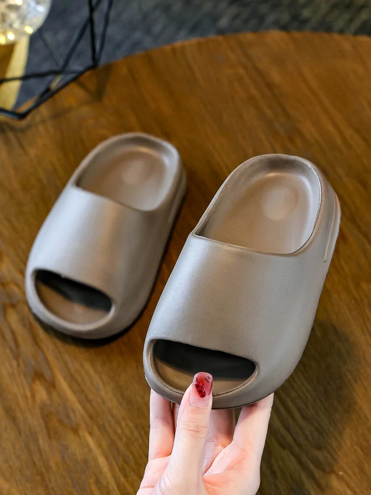 

2025 летние новые детские тапочки, летняя корейская версия детской однотонной простой повседневной обуви с открытым носком на мягкой подошве