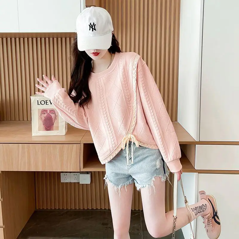 2025 herbst Winter Neue Frauen Mode Licht Luxus Design Gefühl Unregelmäßigen Schlitz T-Shirt Lose Kleine Kurze Design Gefühl Nische Tops