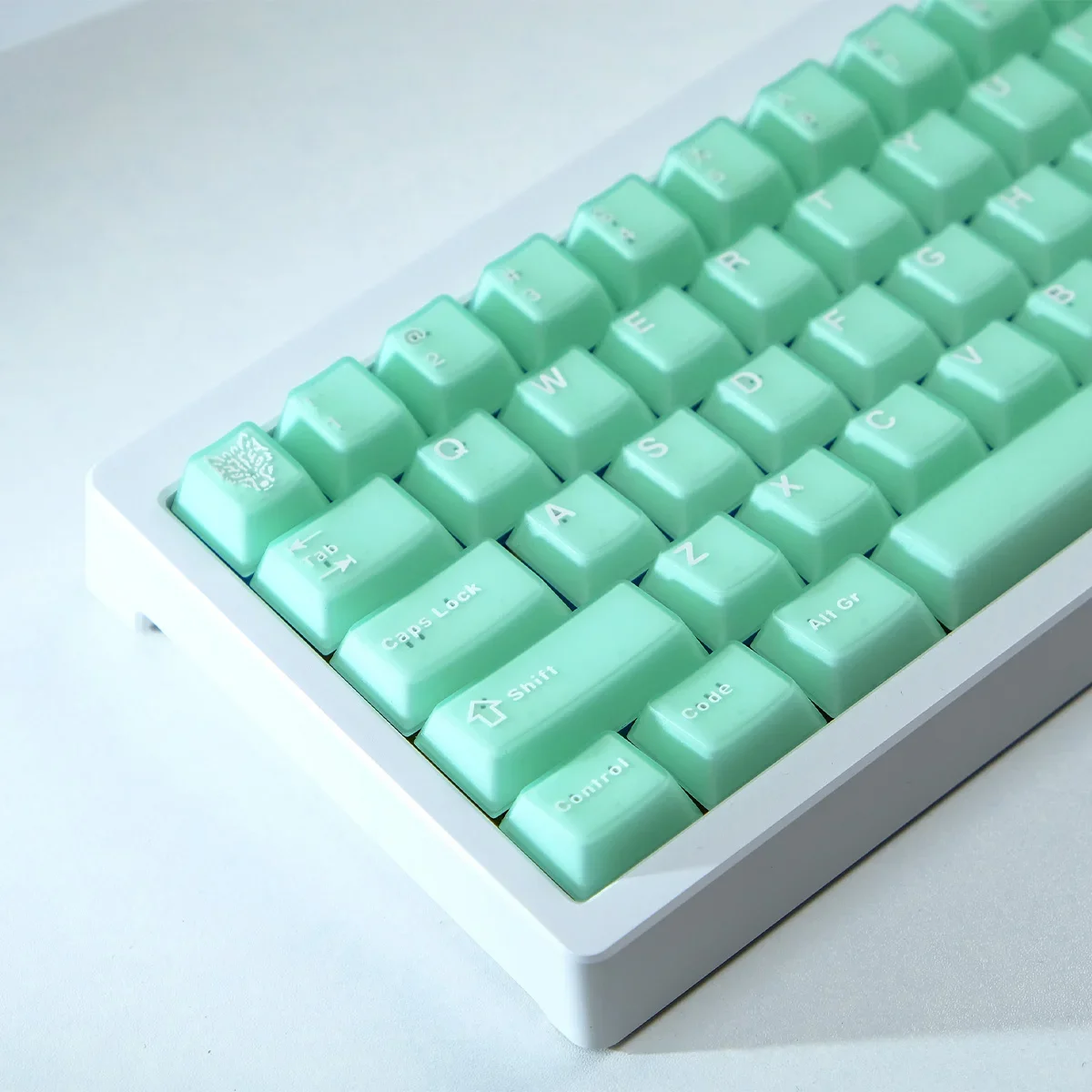 

Semi-transparent sapphire mechanical keyboard keycap original height 114 keys PBT two-color molding adaptation 64/68/75