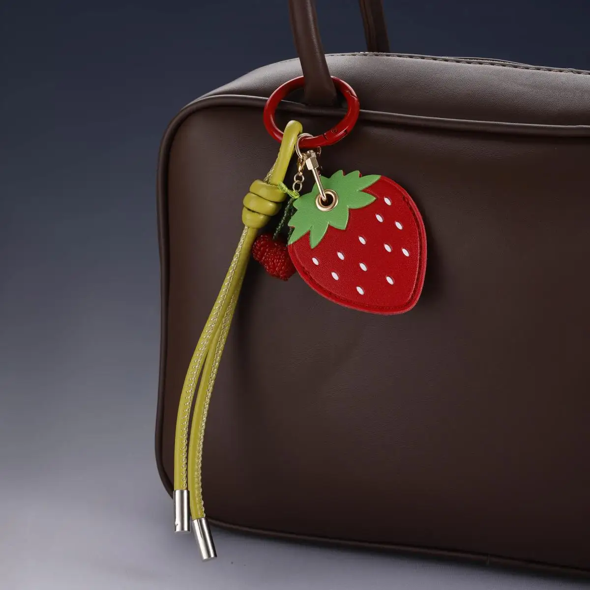 

Wholesale of versatile classic leather heart-shaped keychain pendants and five-pointed star schoolbag pendants