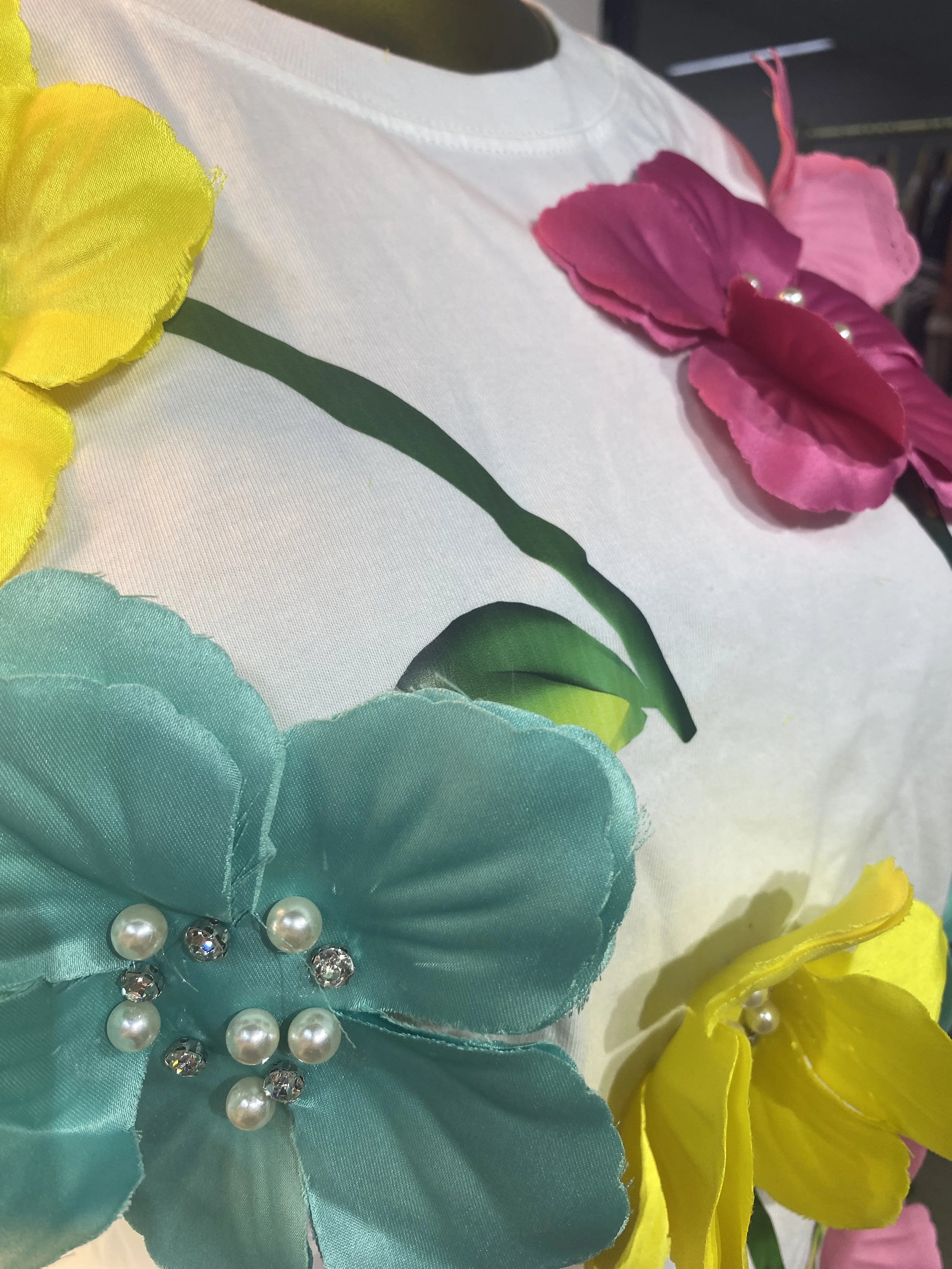 Modna, designerska krótka spódniczka, nowa kolekcja lato 2025, trójwymiarowe kwiaty, okrągły dekolt, wyszczuplająca sukienka - GZMM080