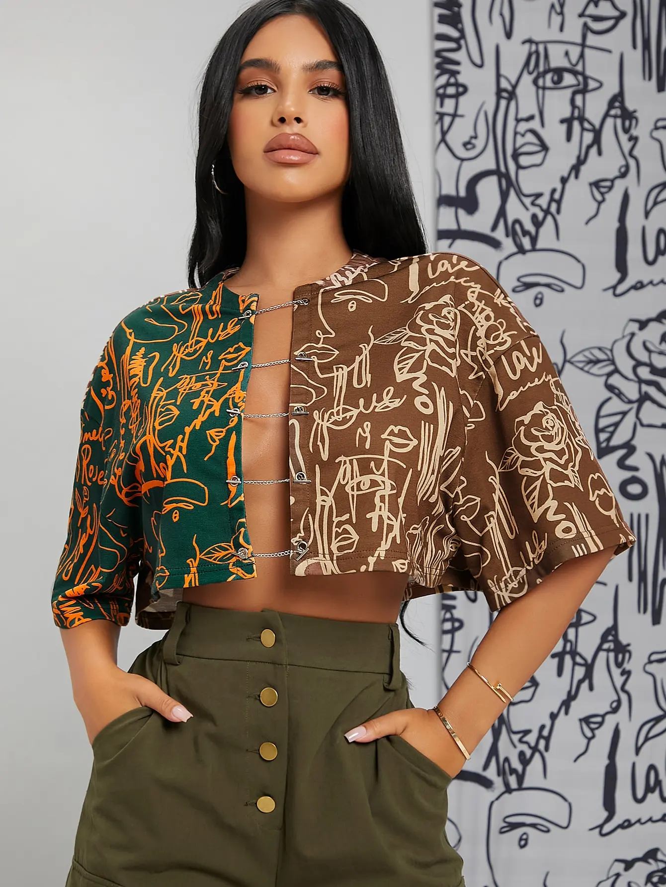 

Color Block Graphic Crop Top with Chain Detail, Short Sleeve Women's Fashion Tee