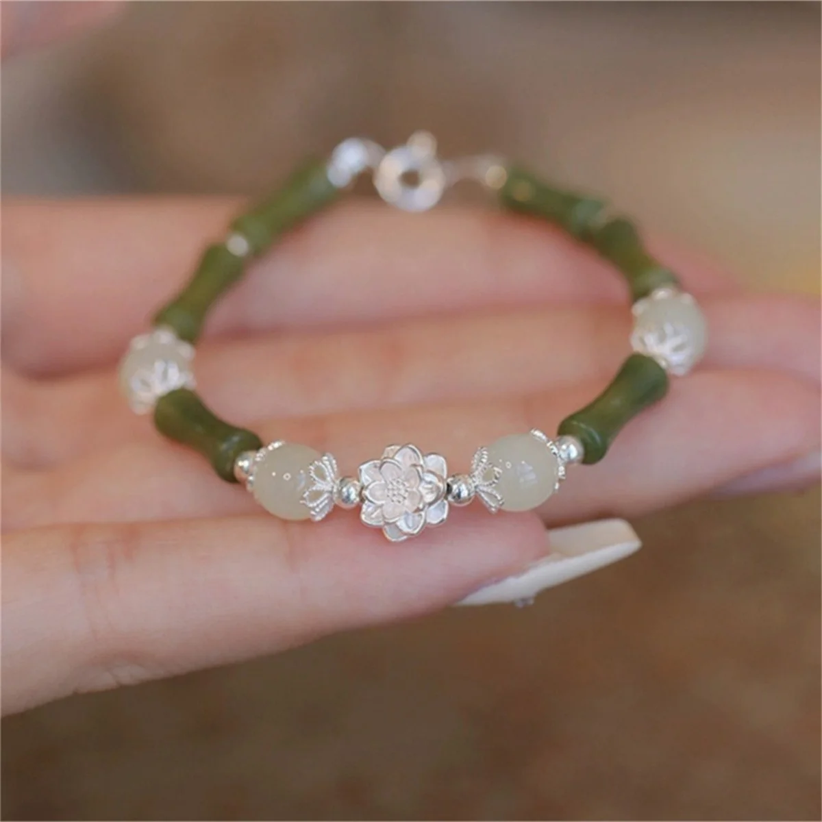 Bracciale fortunato con piccole perle verdi in giada Hetian imitazione per le donne Squisito braccialetto con fiori di bambù cinese con perle d'imitazione