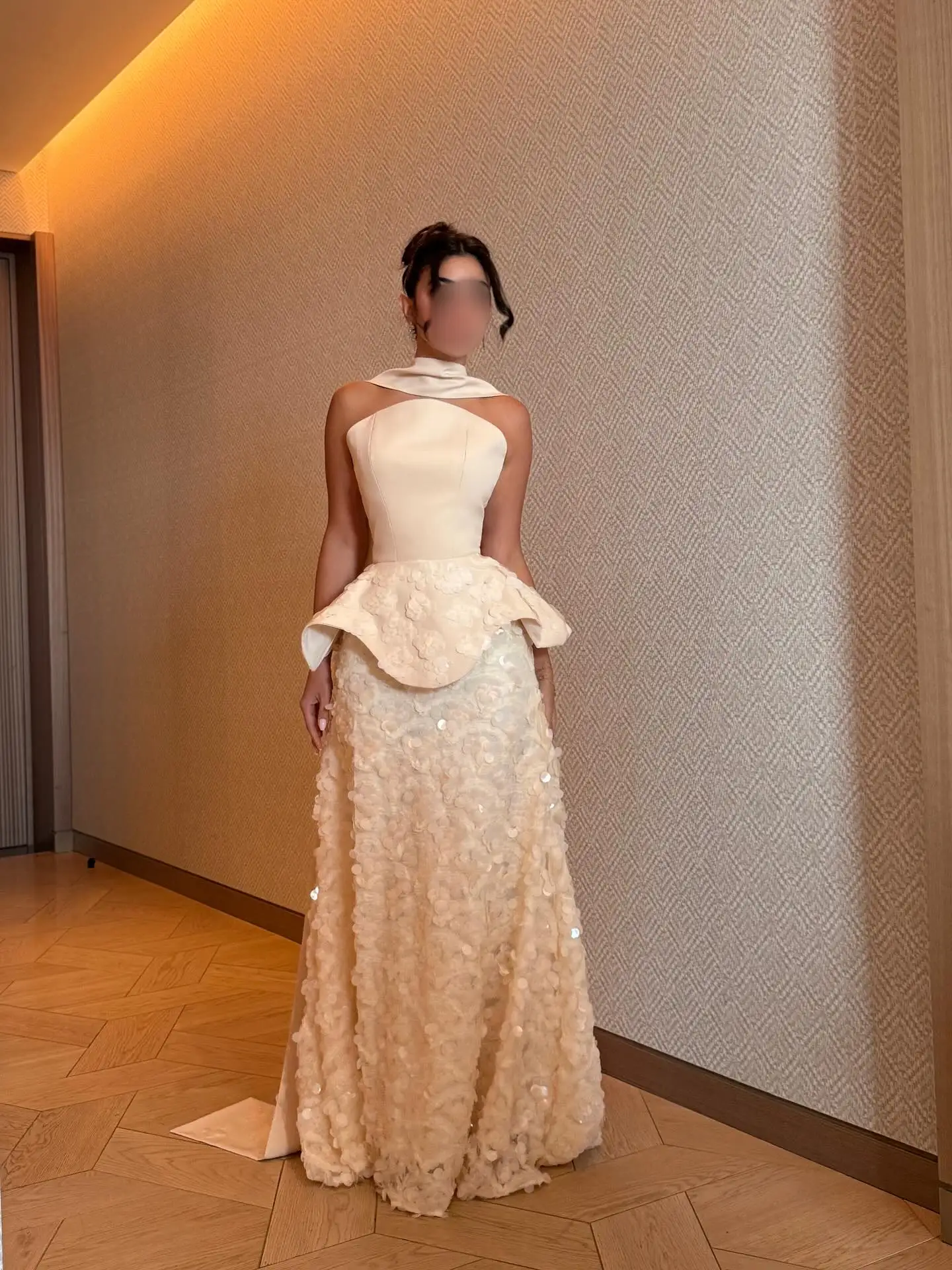 カスタマイズされたエレガントでキラキラ輝く繊細な白いアップリケとスパンコールのウェディングドレス、ブライダルパーティー、ブライダルガウン、サテンリボン