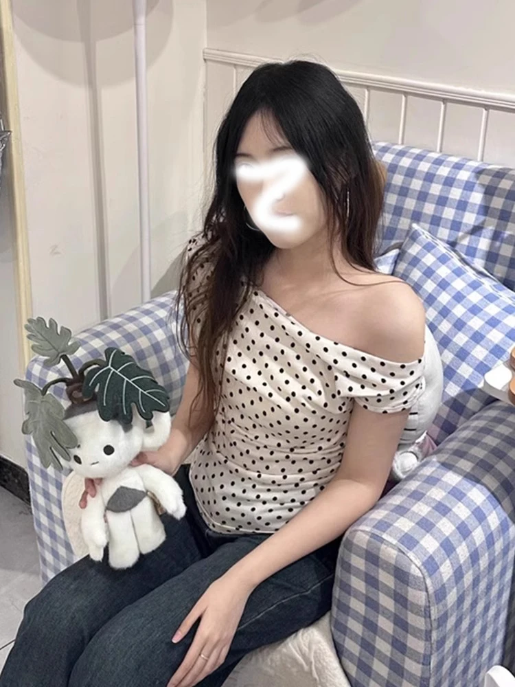 

Summer 2025 Korean Sle Polka Dot ort Sve T-irt Women's Slim Fit oulder Bared One oulder Top Design Sensation