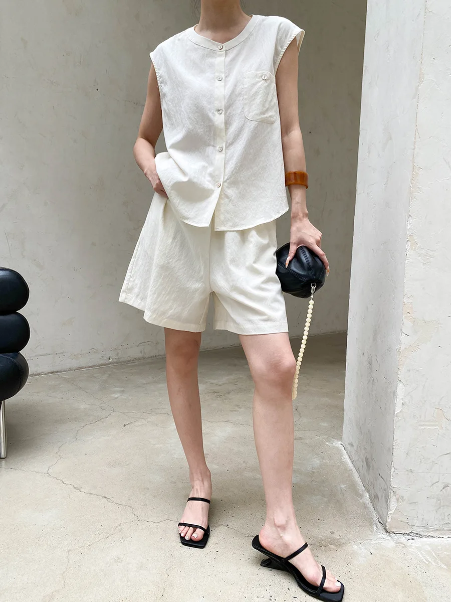 Sommerliches Damen-Set aus einfarbiger, ärmelloser Weste mit Rundhalsausschnitt und hochtaillierten Shorts für den Alltag – Detail 12
