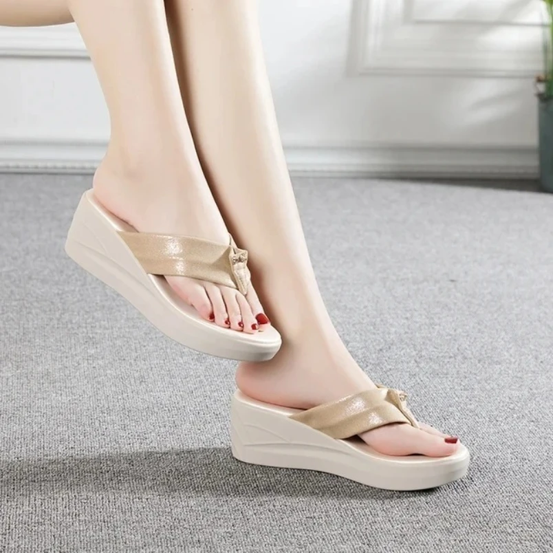 2025-chaussons-pour-femmes-tongs-mode-compensees-solide-dames-diapositives-elegantes-confort-decontracte-doux-sans-lacet-chaussures-de-plage-d'ete