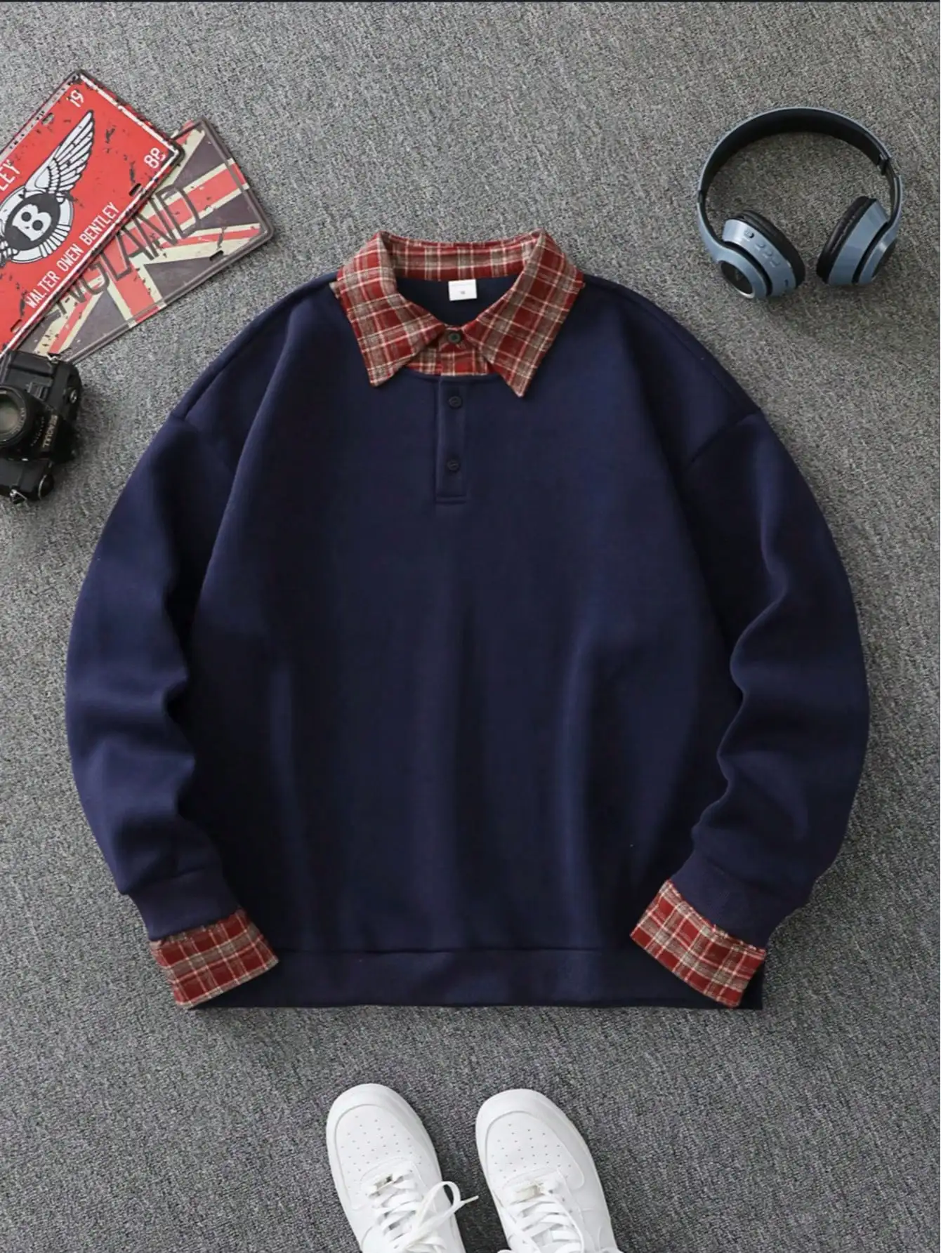 

Мужская рубашка-поло с длинным рукавом, темно-синего цвета, с красным клетчатым воротником и манжетами, свободного кроя, повседневная.