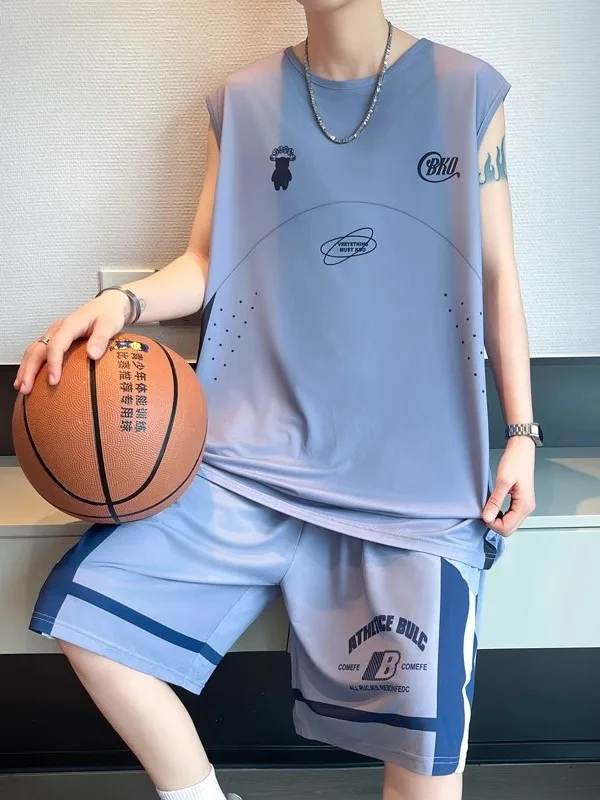 

Летний спортивный комплект из ледяного шелка для мужчин: футболка и шорты для баскетбола, свободный крой, модный тренд для подростков, V-образный вырез, обычный крой...