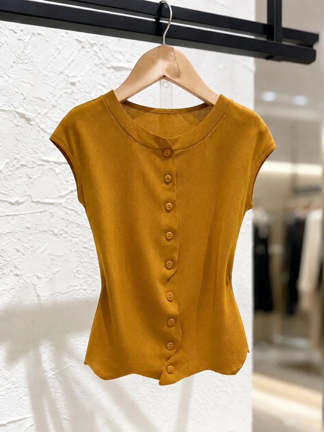

Summer Soft Comfortable Ice Silk Knitted T-Shirt Single Button Design Slimming Elegant Top Women's Fashion Korean Style Strai...