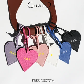 사용자 정의 이름 심장 PU 가죽 펜던트 여성 미니 귀여운 럭셔리 열쇠 고리 조각 이니셜 패션 도매 핸드백 펜던트 선물
