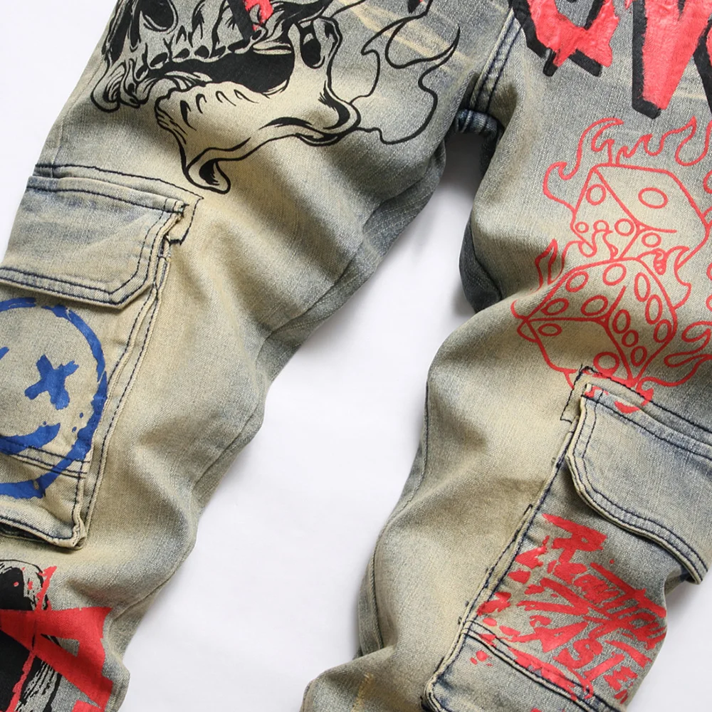 Männer Graffiti Print Stretch Denim Jeans Flamme Schädel Teufel Painted Dünne Verjüngt Hosen Streetwear Vintage Taschen Cargo Hosen