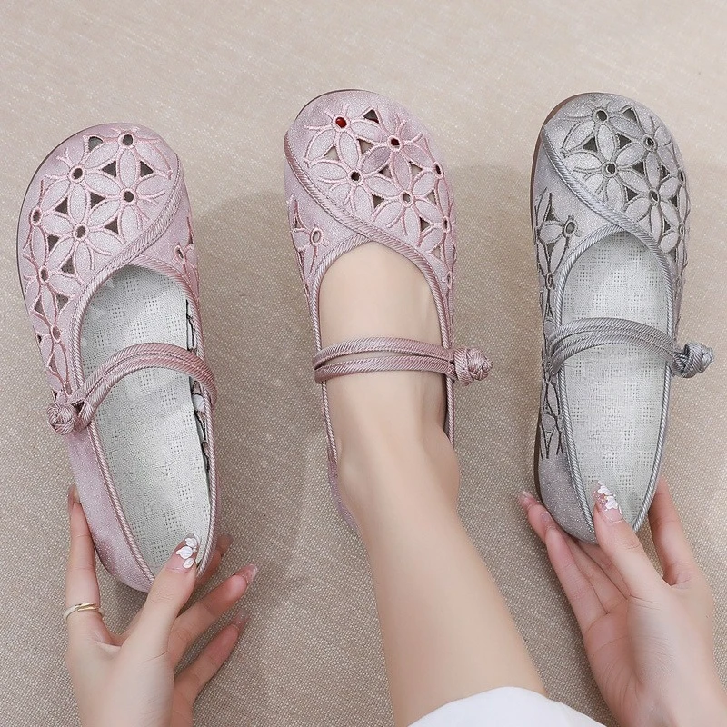 

New Spring/Summer 2025 Mom Shoes, Fashionable and Casual Chinese-style Cloth Shoes, Women's Breathable Openwork Sandals