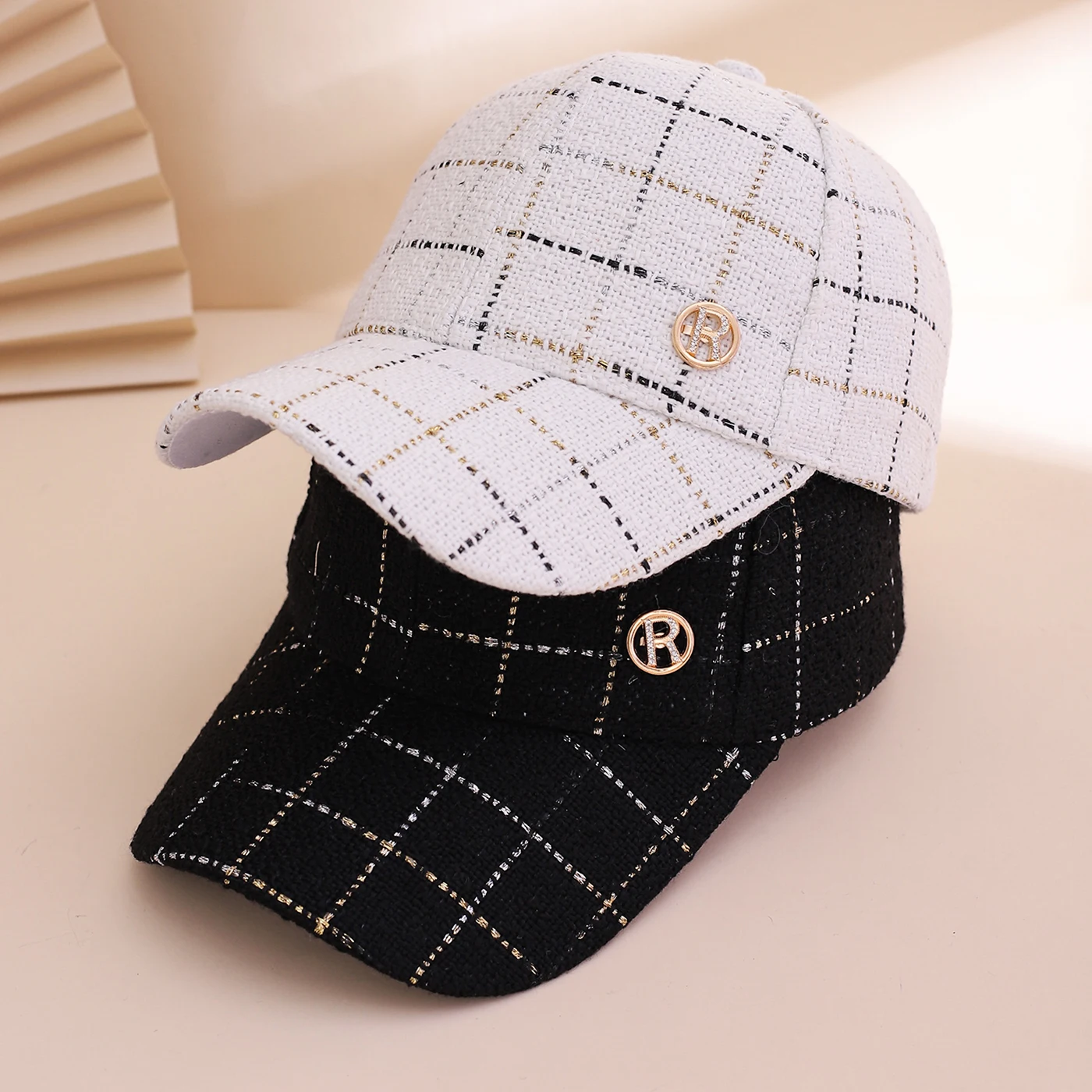 Einfache, glitzernde, karierte Baseballkappe aus Metall mit Buchstabenlogo und heißem Diamant im koreanischen Stil, vielseitige Sonnenschutz-Baseballkappe