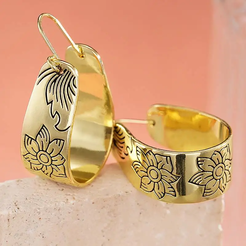 Huitan Gravierte Blumen-Design-Damen-Creolen, goldfarben, Metall, Hochzeit, Modeaccessoires, elegante Party, Alltag, edler Schmuck