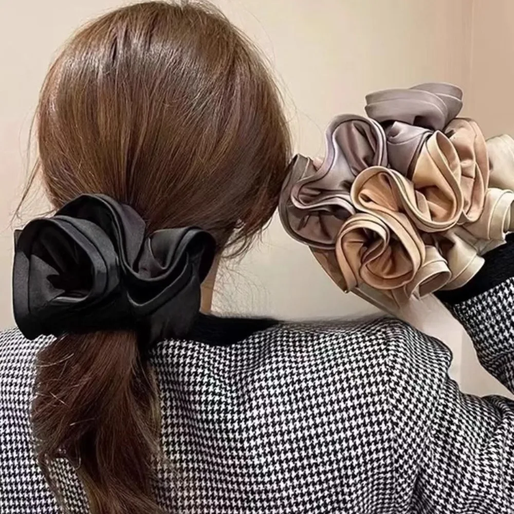 

The black ear-trimmed hair band is made of satin with high elasticity, which won't strangle the hair.