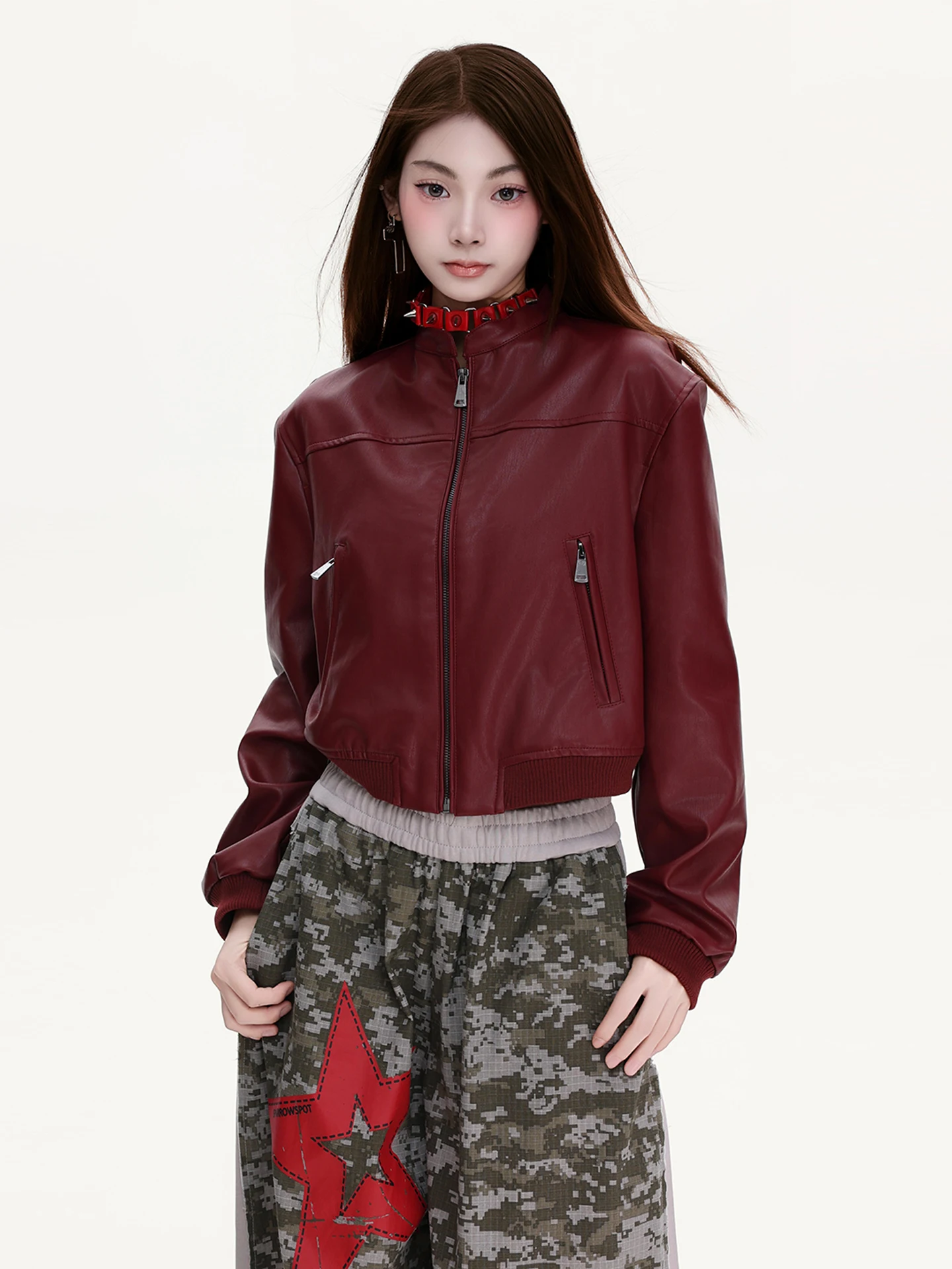 เสื้อแจ็คเก็ตหนัง PU สไตล์อเมริกัน PBB Original รุ่น Street Sle ort สำหรับผู้หญิง ดีไซน์สาวเปรี้ยว แบรนด์ทันสมัย คอตั้ง สีแดงไวน์