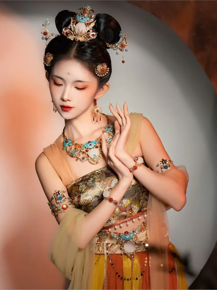 

A complete set of ancient-style hair accessories armbands bracelets and waist chains