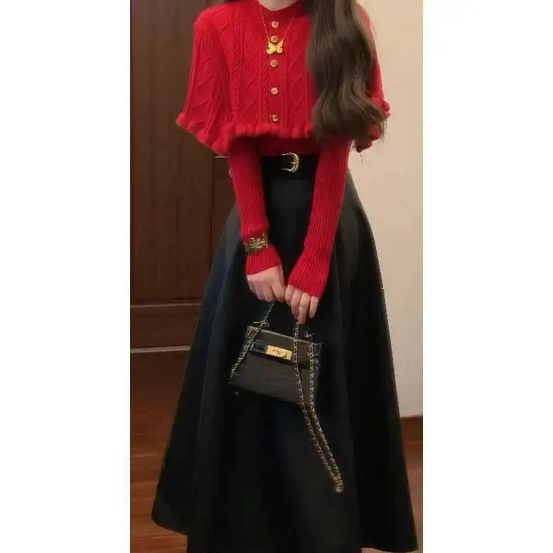 Jesienny, modny damski lekki płaszcz Maturi, sweter z odkrytymi ramionami, spódnica, zestaw dwuczęściowy, stylizacja Ele Trendy.