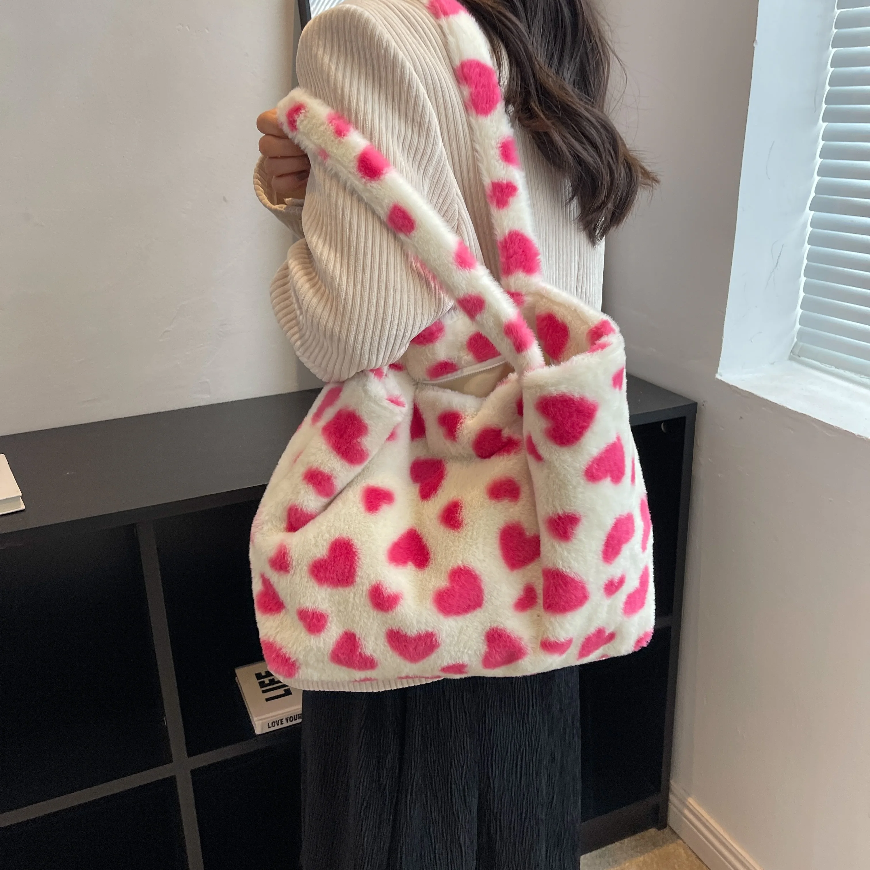 

2024 New Arrival Women Cute Heart Print Plush Tote Bag Fluffy Shoulder Hobo Bag Women's Fashion Handbag & Purse For Winter Bags