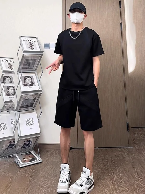 Conjunto Masculino de Camiseta de Algodão com Amônia Líquida e Shorts Esportivos Elásticos Desconstruídos - Conjunto de Duas Peças Moderno e Estiloso 
