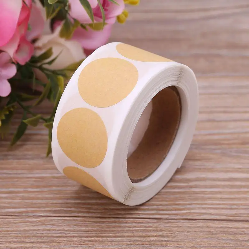 1 ม้วน (500 ชิ้น) Vintage Blank Kraft กระดาษป้ายวงกลม Handmade สติกเกอร์สําหรับบรรจุภัณฑ์ของขวัญหมวดหมู่ DIY