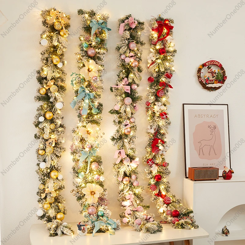 

Рождественские украшения, искусственный флокированный снег, падающая лоза, гирлянда, торговый центр, магазин, сцена, атмосфера, композиция, перила, украшение