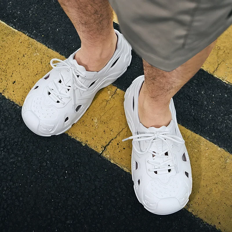 Tamancos respiráveis antiderrapantes macios em EVA para homens, sandálias de praia leves, plana com cordões, moda casual ao ar livre, oca, verão