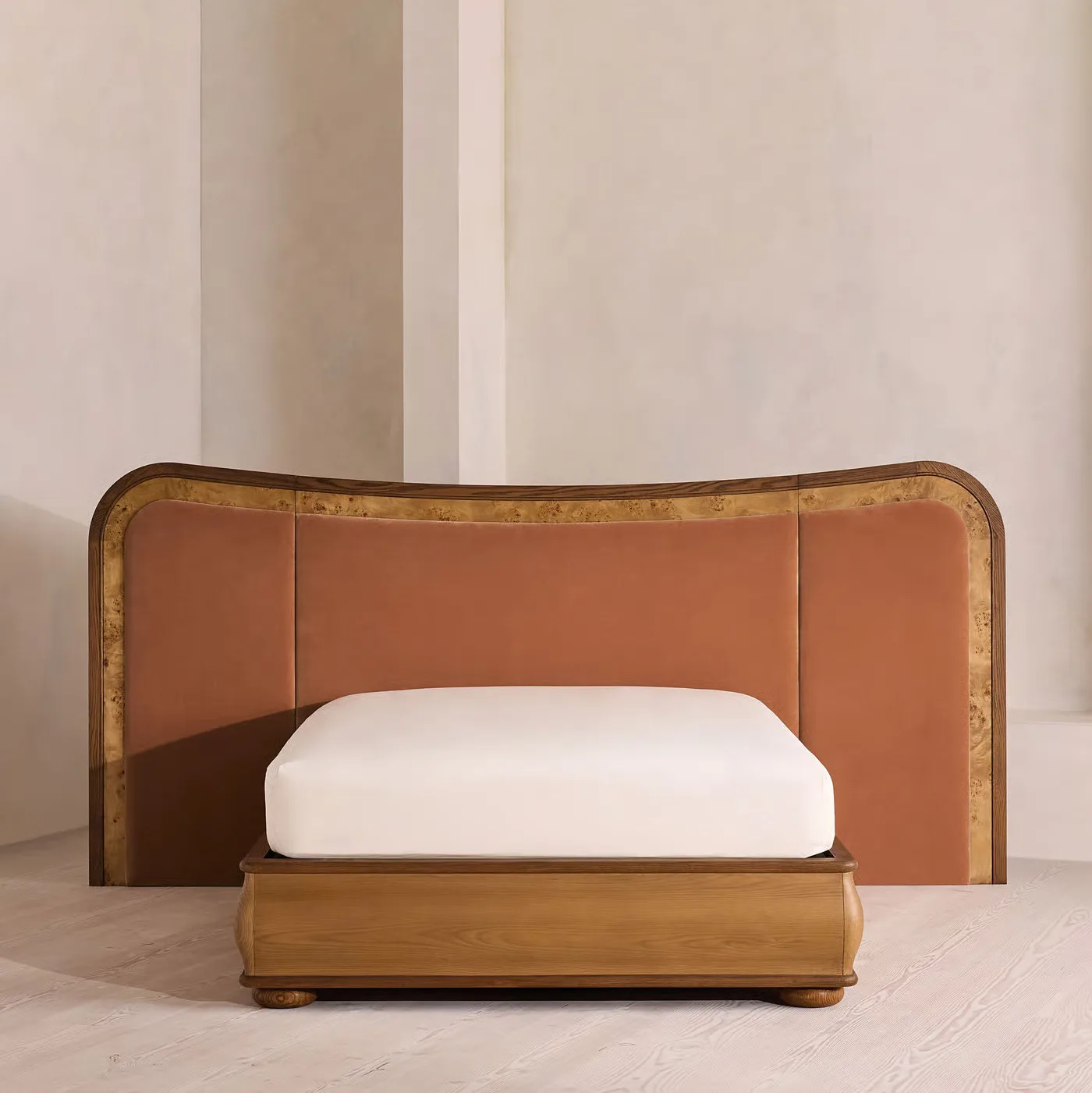 *&Modern Solid Wood Hotel Resort Bed with Soft-Padded Backrest Customizable Size Velvet Fabric Double Bed Suitable for Bedroom