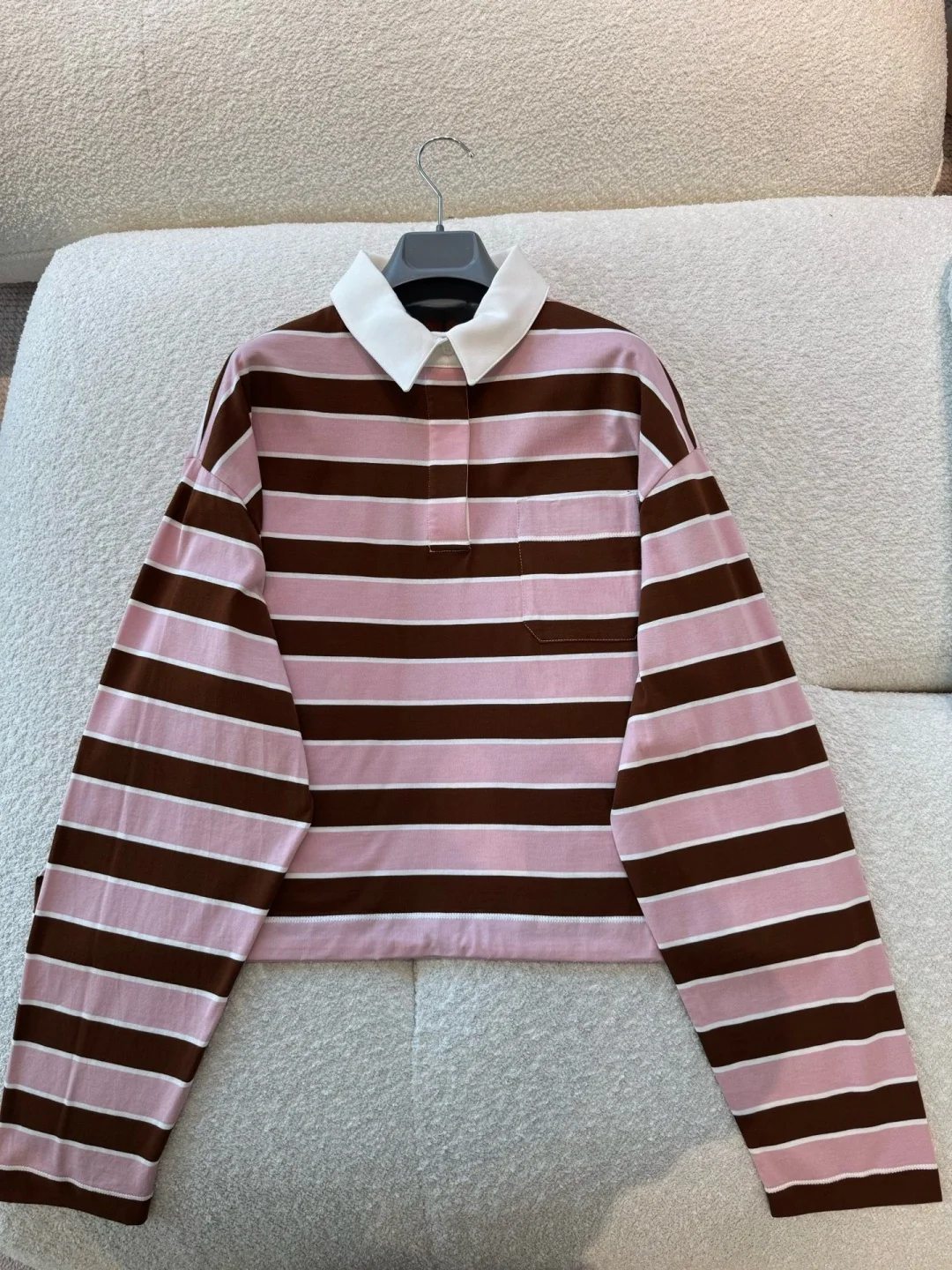 

Розово-коричневая полосатая рубашка-поло для женщин на раннюю весну, топ в стиле преппи с белым воротником и завязками по низу, стильная повседневная одежда для комфортного ношения