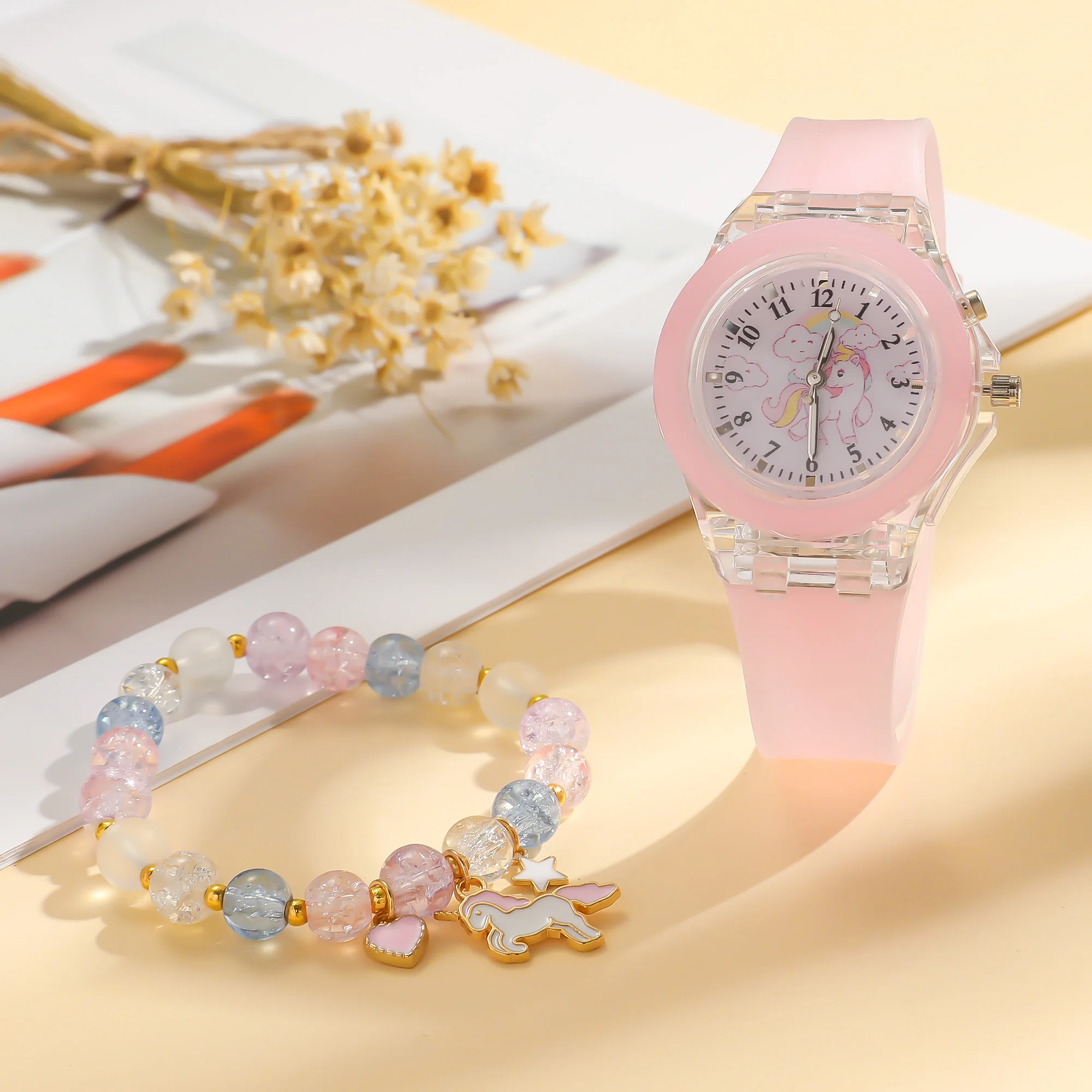 

Набор из двух подарочных коробок: девчачьи розовые часы и браслет-подвеска с розовым пони, идеально подходит для подарка на праздник или день рождения.