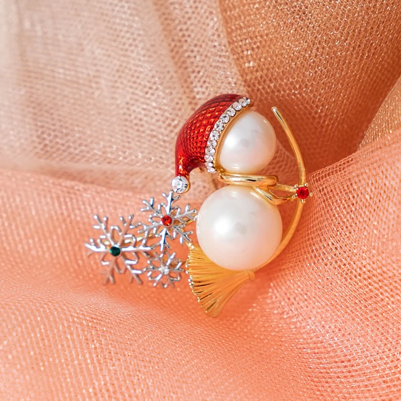 Luxury Simulated Pearl Flying Snowman Brooches Red Green Rhinestone Snowflake Pin Winter Jewelry Women Designer Christmas Gifts