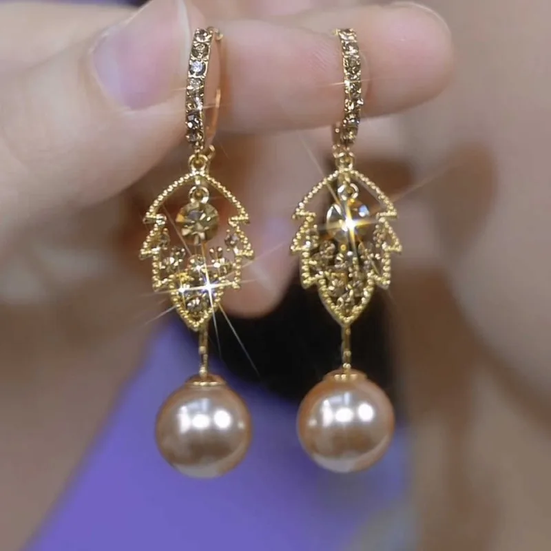 

Full of lace like leaf tassel earrings, fashionable and niche personality, autumn and winter new ear pendants