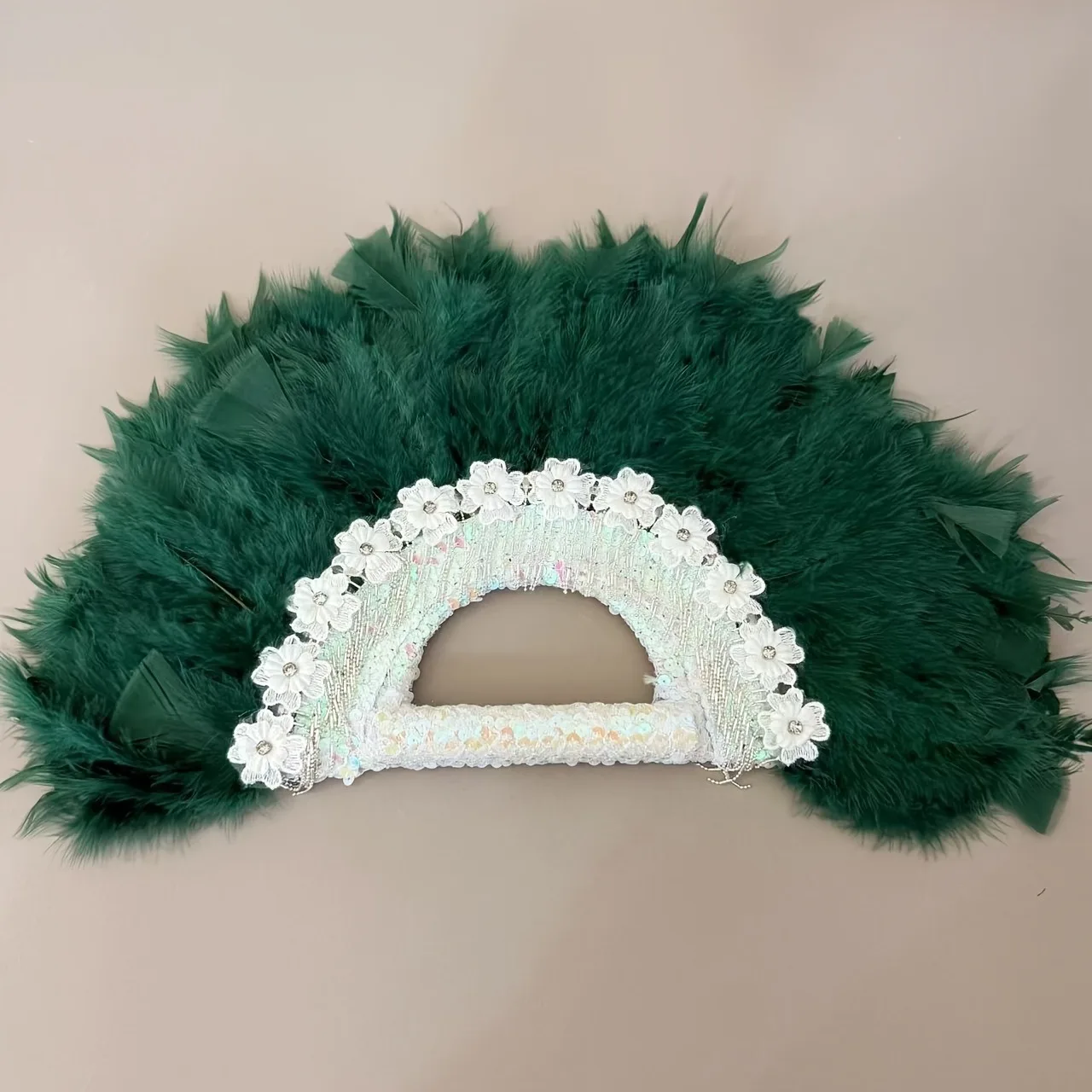 عروس الزفاف تحمل مروحة، ومراوح كرات مكياج الهالوين وعيد الميلاد، ومحبي التلفزيون والأفلام