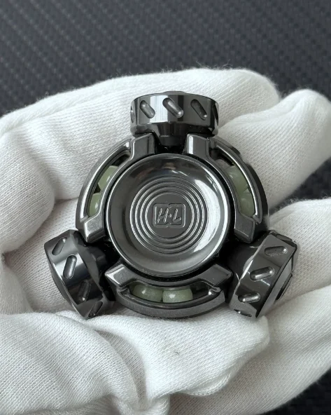 Used Bad Guy Bad Mantis 1.0 Zirconium Throwing Material Open Armor Gyro EDC Decompression Toy