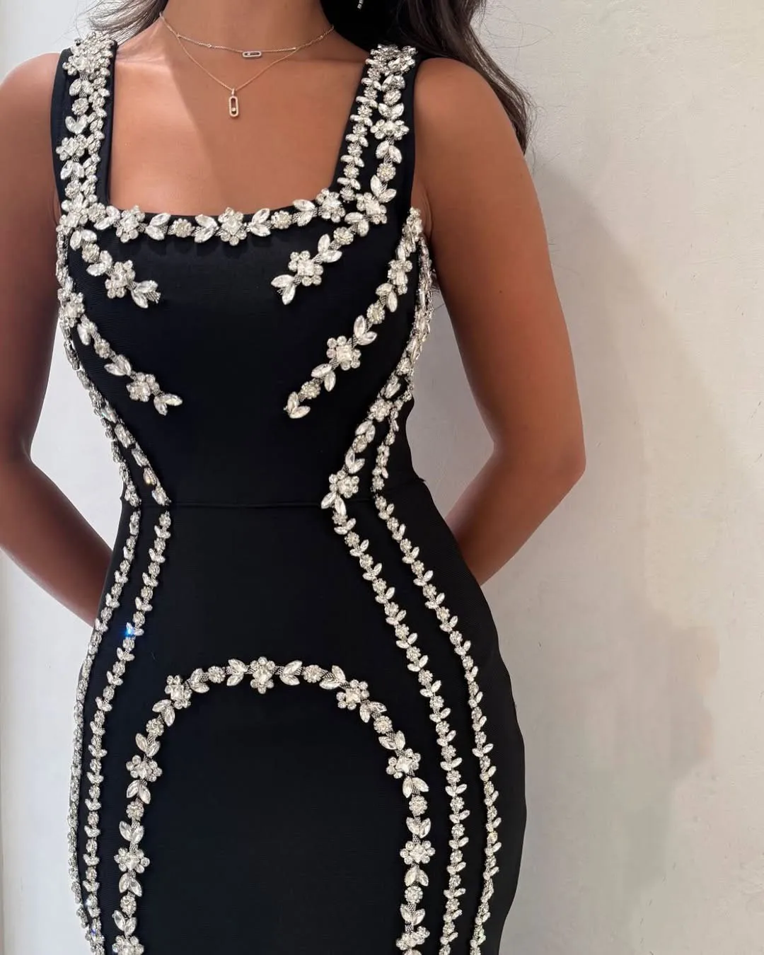 2025 매력적인 여성 이브닝 파티 드레스 럭셔리 크리스탈 슬리브리스 슬림핏 블랙 랩 이브닝 우아하고 세련된 디자인