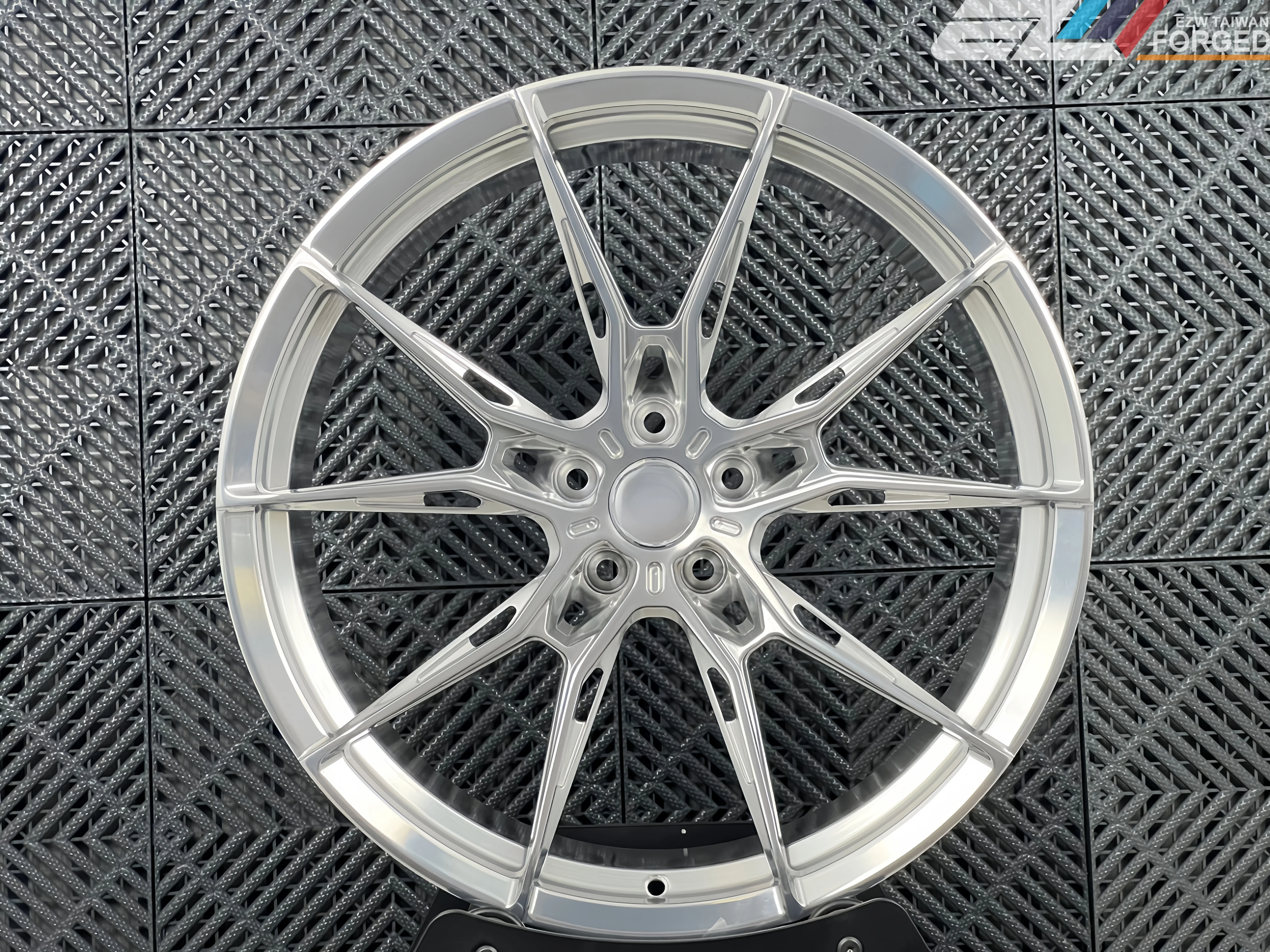 EZW Passenger Car Rims 15-26 Inch Customizable Car Wheels Alloy 5x114.3 5x120 Aluminum Alloy Wheels for Sedan & SUV